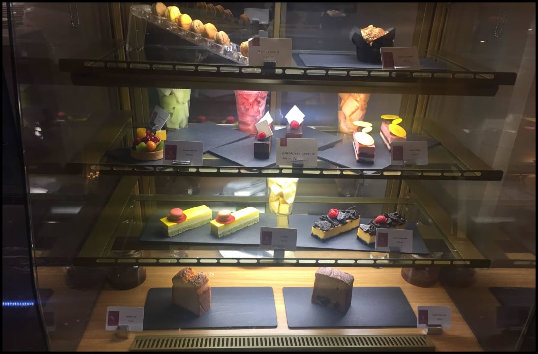 Kuchenauswahl Lobbybar Ajman Saray, a Luxury Collection Resort