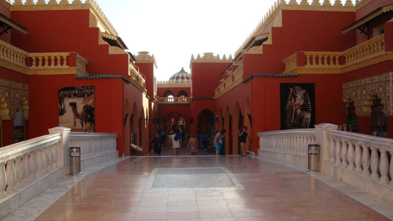 Widok z wejścia na teren hotelu Pickalbatros Alf Leila Wa Leila Resort - Neverland Hurghada