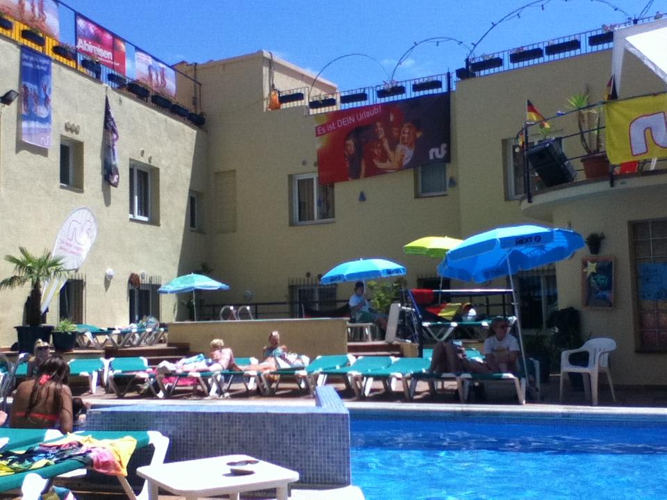 Innenhof am Pool Hotel Caribe Youth Only