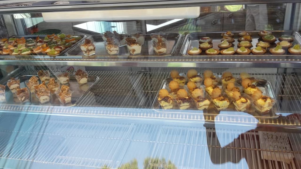 Ciastka w barze przy basenie Hotel Serita Beach