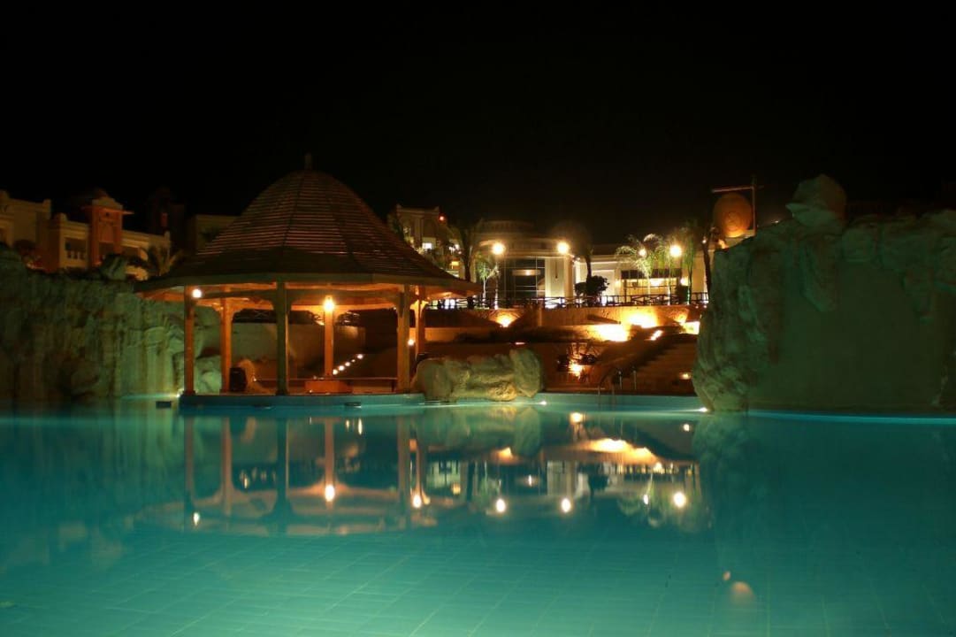 Poolbar mit Blick zur Lobby Serenity Alpha Beach