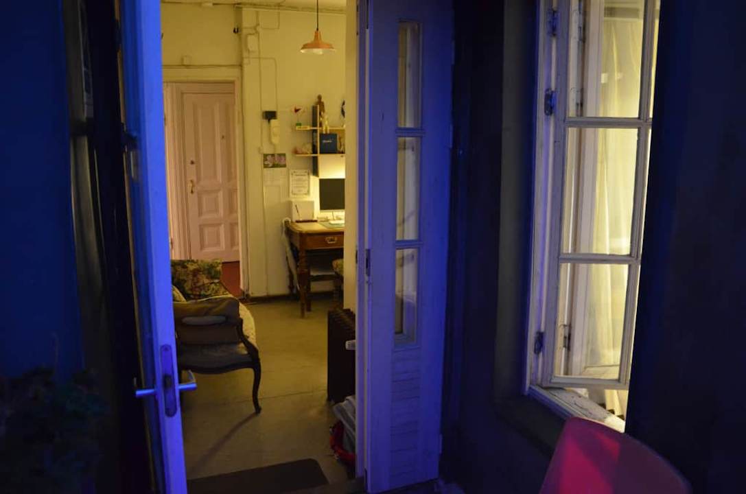 Widok z balkonu na recepcję Hostel Kongressikoti
