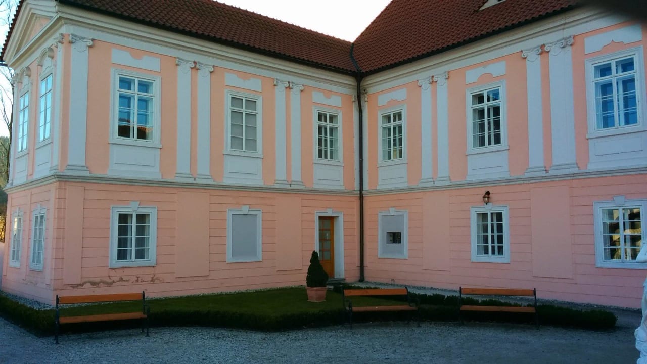 Levé křídlo Hotel Zamek Hradek