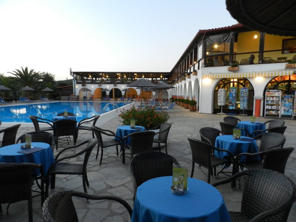 Bar und oben das Restaurant Blue Dolphin Resort Hotel
