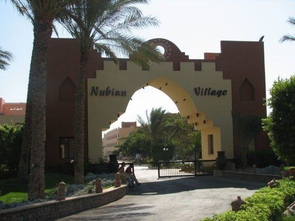 Wjazd do hotelu (brama) Hotel Nubian Village