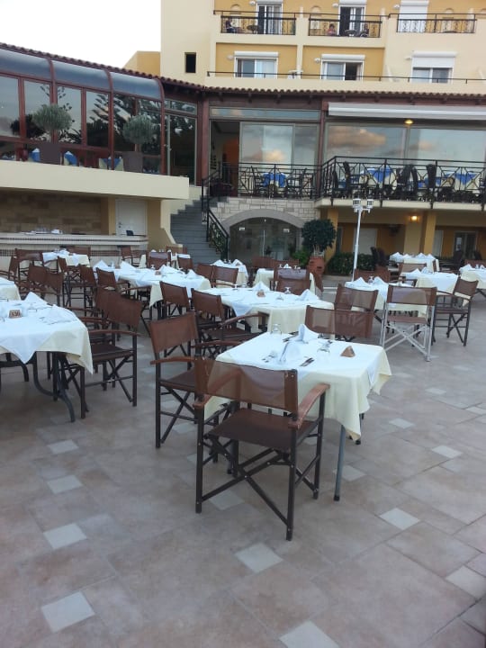 Die Tische sind gedekt für die Gäste. Vantaris Luxury Beach Resort