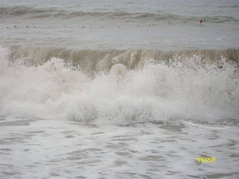 Wellen am Strand Hotel Club Paradiso