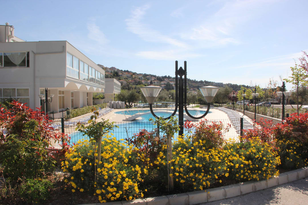 Sehr gepflegte Außenanlage Narcis Hotel