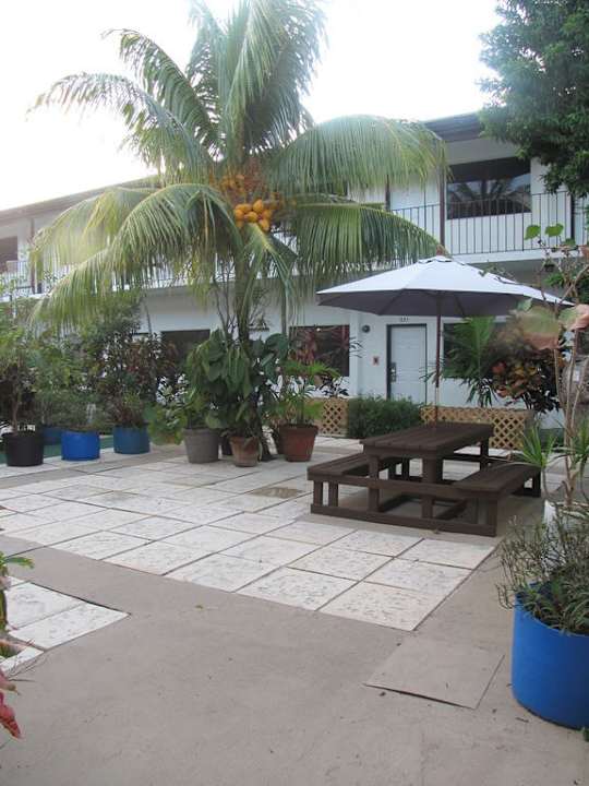 Der Innenhof mit Sitzmöglichkeiten Hotel Red Carpet Inn