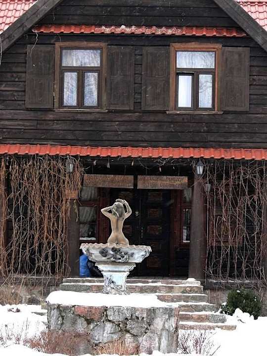 Fontanna przed wejściem do Dworku. Dworek nad Łąkami Kiermusy