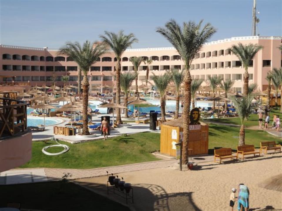 Blick vom Strand auf das Haupthaus Beach Albatros Resort