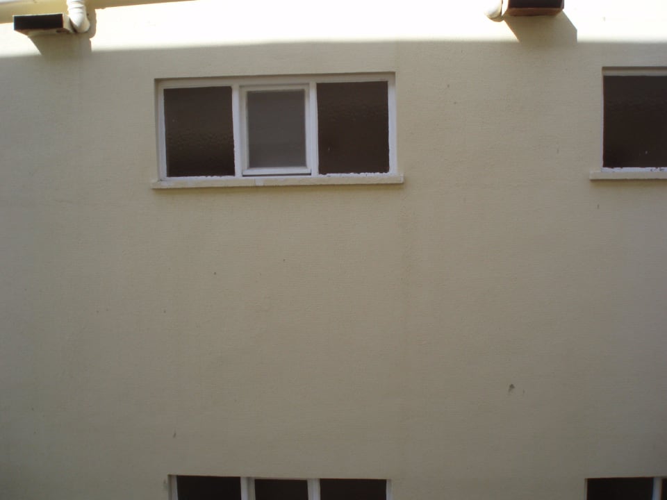 Stillgelegtes Hotel gegenüber vom Zimmer Gardenia Hotel