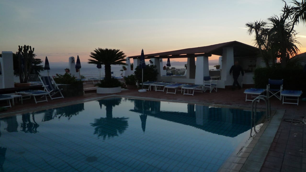 Allein am Pool Poggio Aragosta