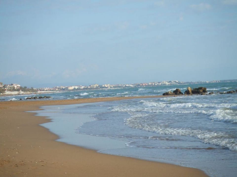 Spaziergang am Strand Hotel Novum Garden Side