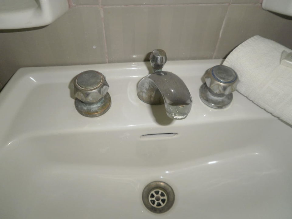 Verkeimte Badarmatur Hotel Koala