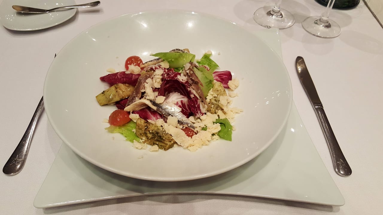 Leckerer Salat mit Parmesan und Sardellen JOIA Paraiso by Iberostar