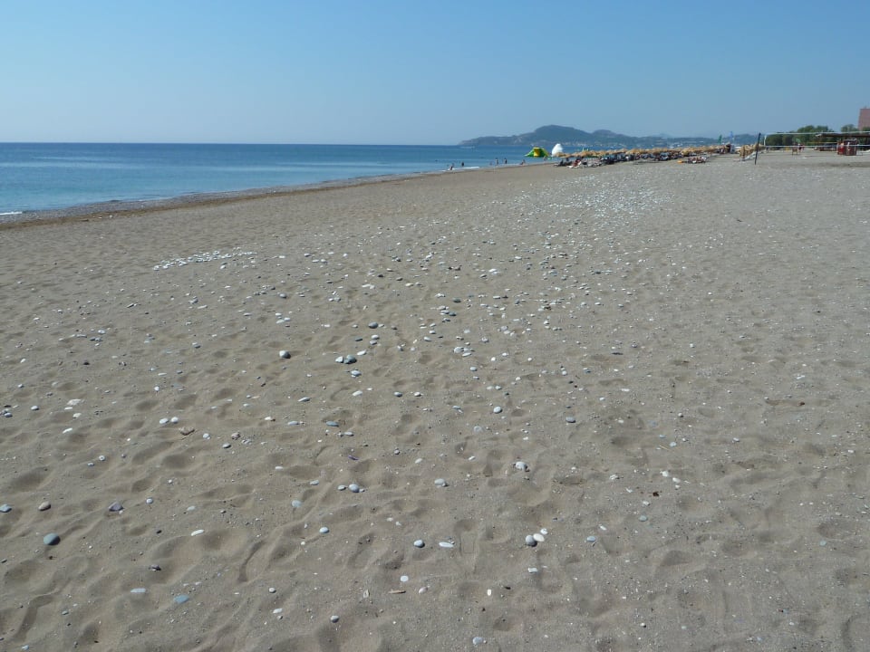 Песок на пляже ненастоящий (завозной) Rodos Palladium Leisure & Wellness