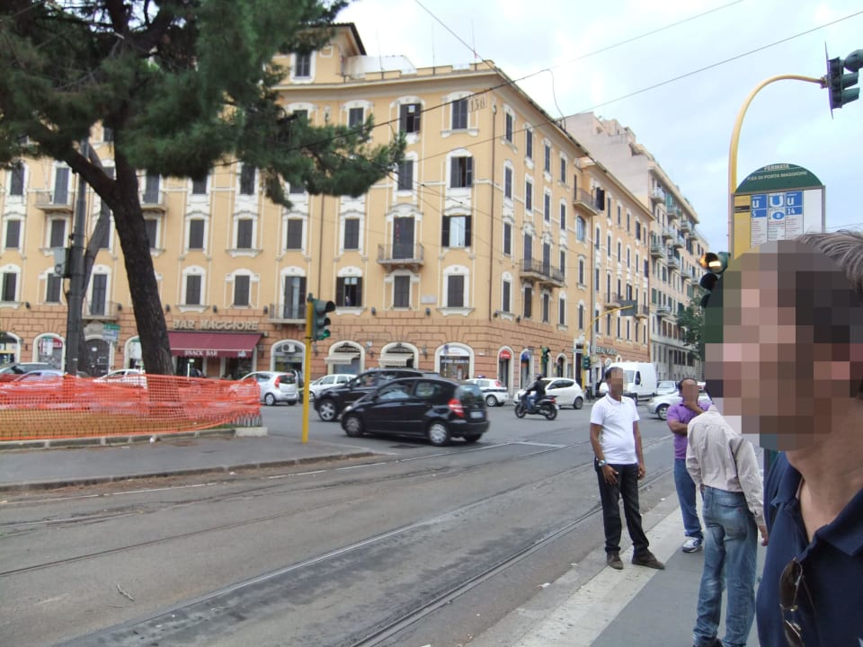 Straßenbahnhaltestelle mit Hotel im Hintergrund SHG Hotel Portamaggiore