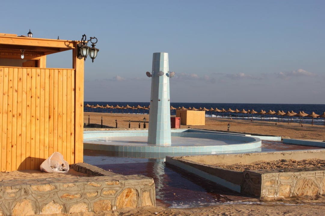 Dusche und WC Häuschen am Strand Three Corners Happy Life Beach Resort