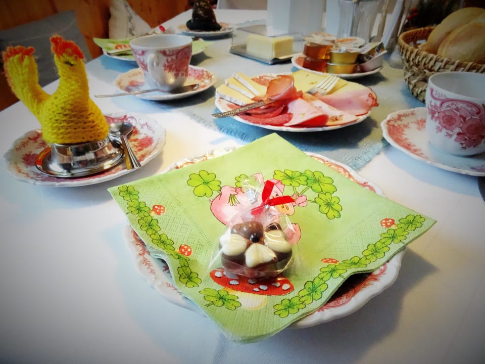 Liebevoll gedeckter Frühstückstisch am 1. Januar Gästehaus Flößerhaus