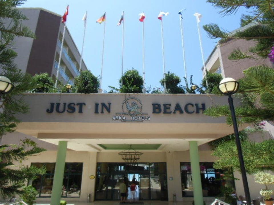 Eingang Aska Hotel Just in Beach
