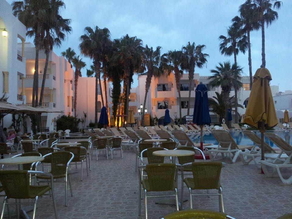 Poolbar am Nachmittag Hotel Nesrine