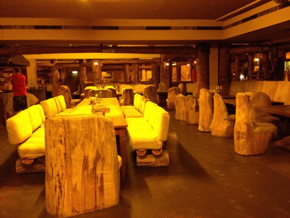 Sitzbänke und Stühle & dicke Schaf-Fell-Auflagen Hotel Maximo