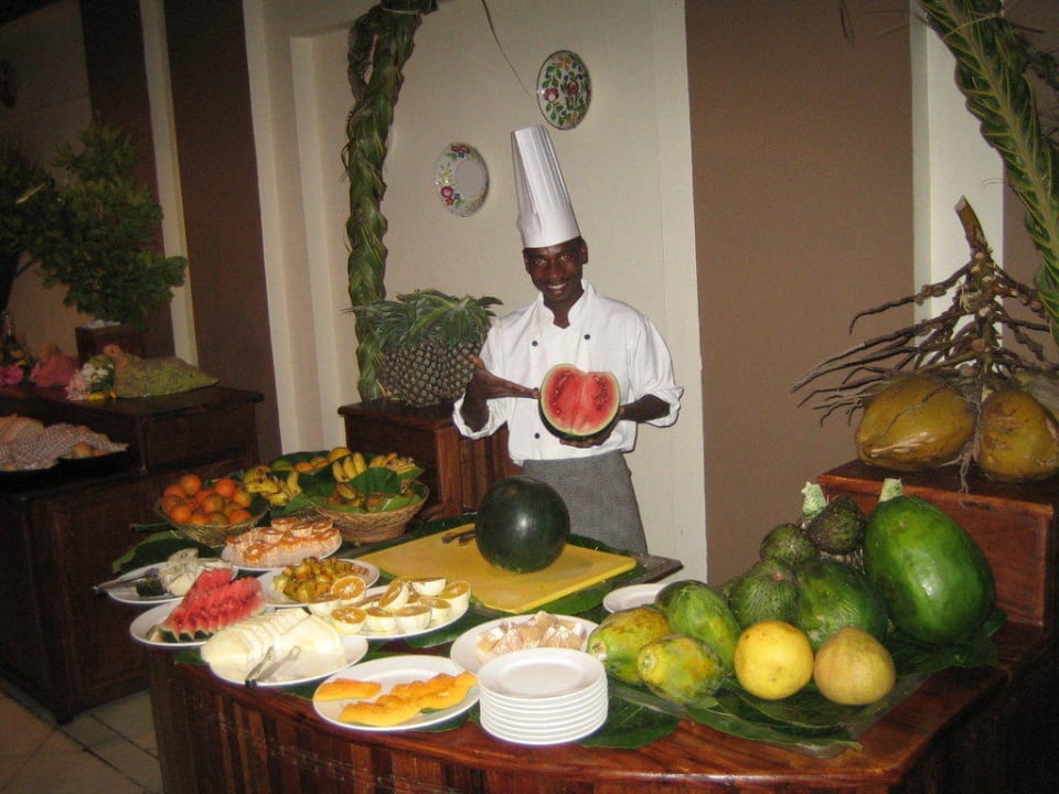 Immer ein Lächeln bei der Arbeit Neptune Pwani Beach Resort & Spa