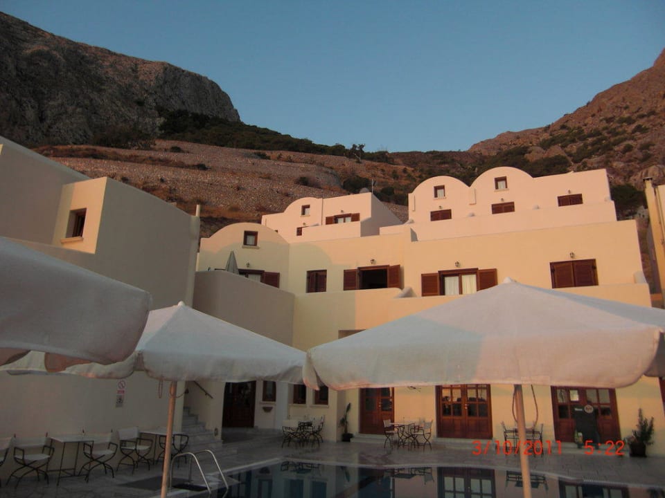 Pool mit Bar am Morgen Hotel Epavlis