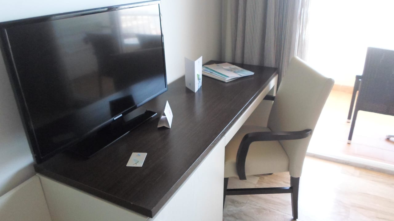 TV und Schreibtisch Grupotel Montecarlo