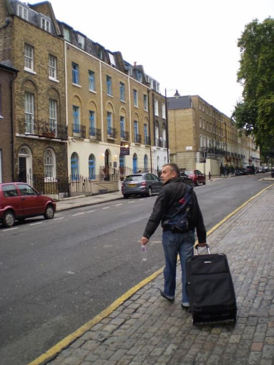 The hotel from the street Hotel Crestfield