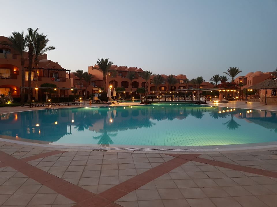 Kleiner Pool am Abend Jaz Makadi Oasis Resort