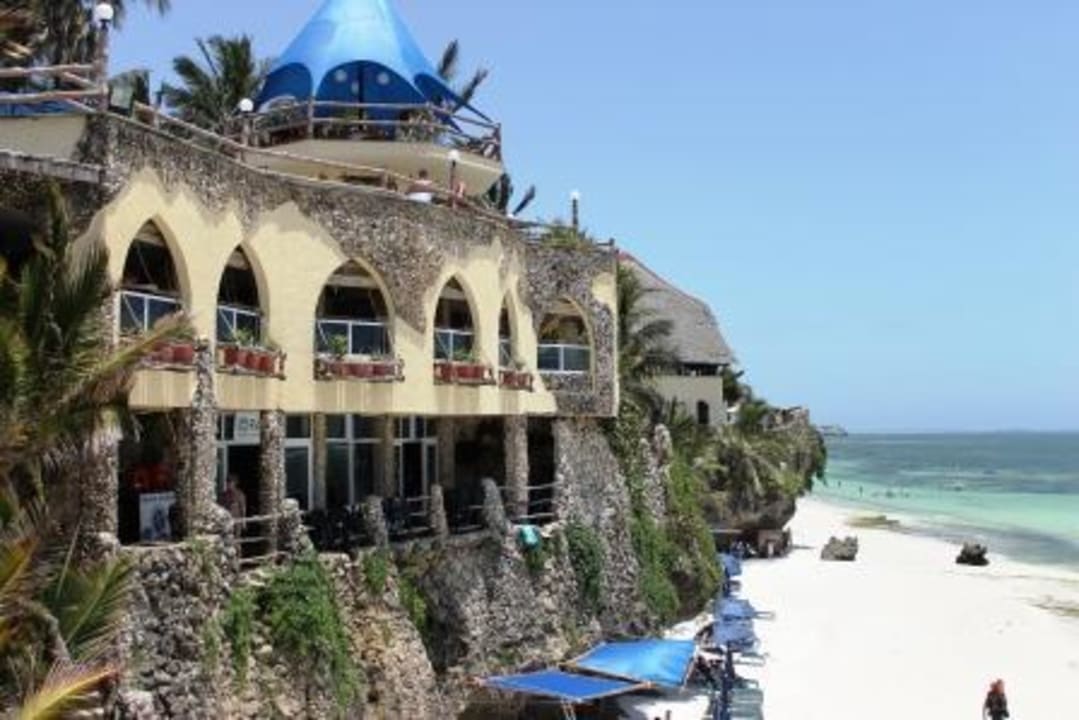 Blick auf Pizzeria und Strand bei Ebbe Bahari Beach Hotel