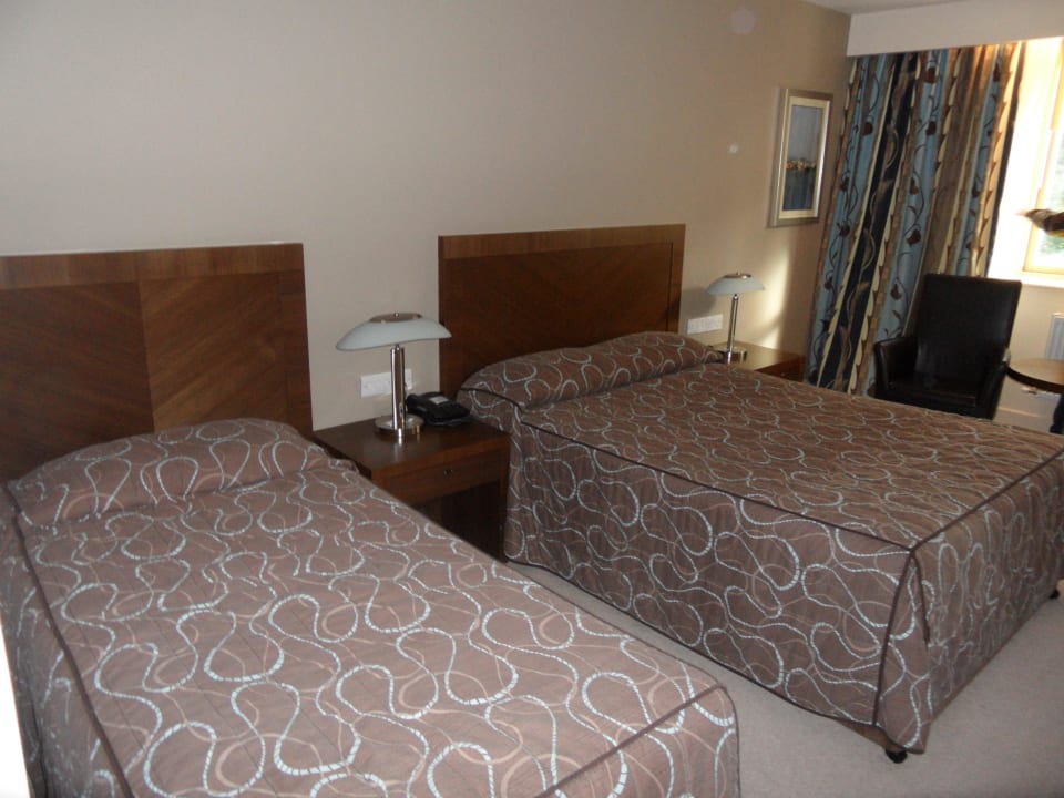 Doppelzimmer mit einem Einzel- und einem Doppelbet Hotel Ballyroe Heights