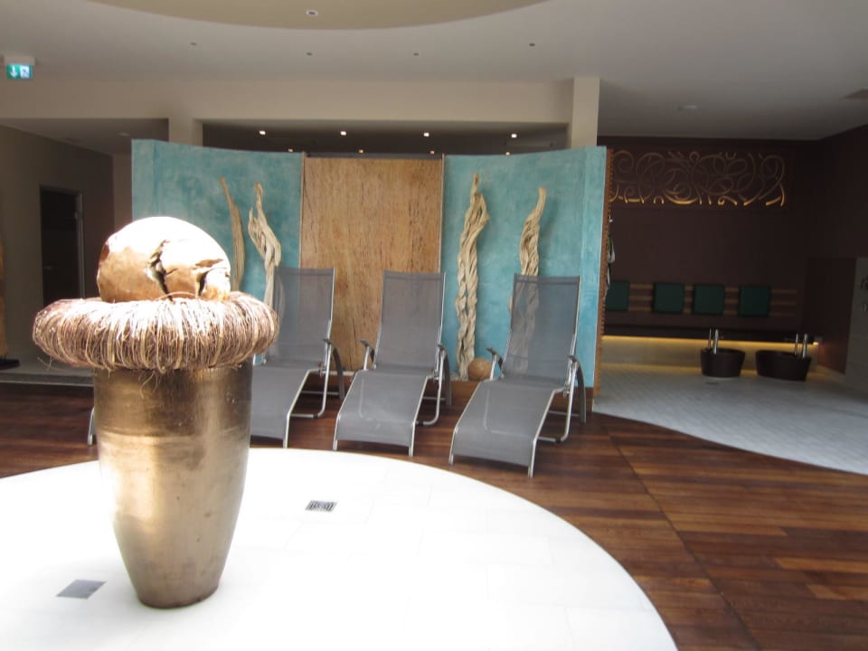 Ruhebereich mit Wasserspiel (braune Wand) Kunzmann's Hotel & Spa