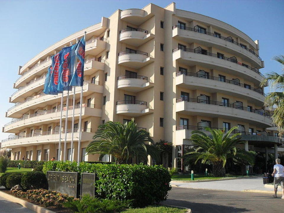 Vor dem Eingang des Hotels allsun App.-Hotel Orient Beach