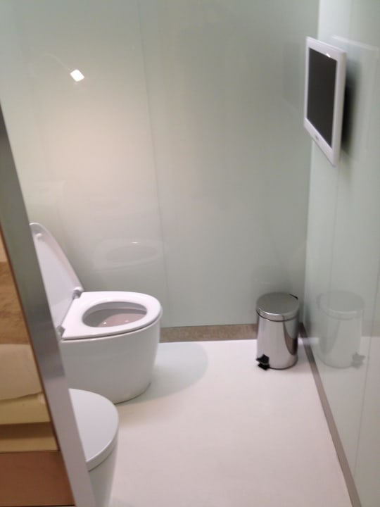 WC mit TV aber schlechter Tür Hotel The Mirror Barcelona