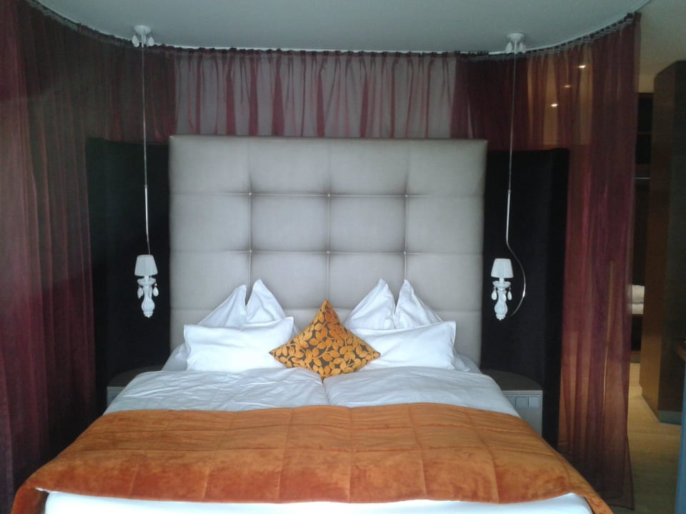 Bett in Zimmer 205 Seeside Hotel Seewirt Mattsee