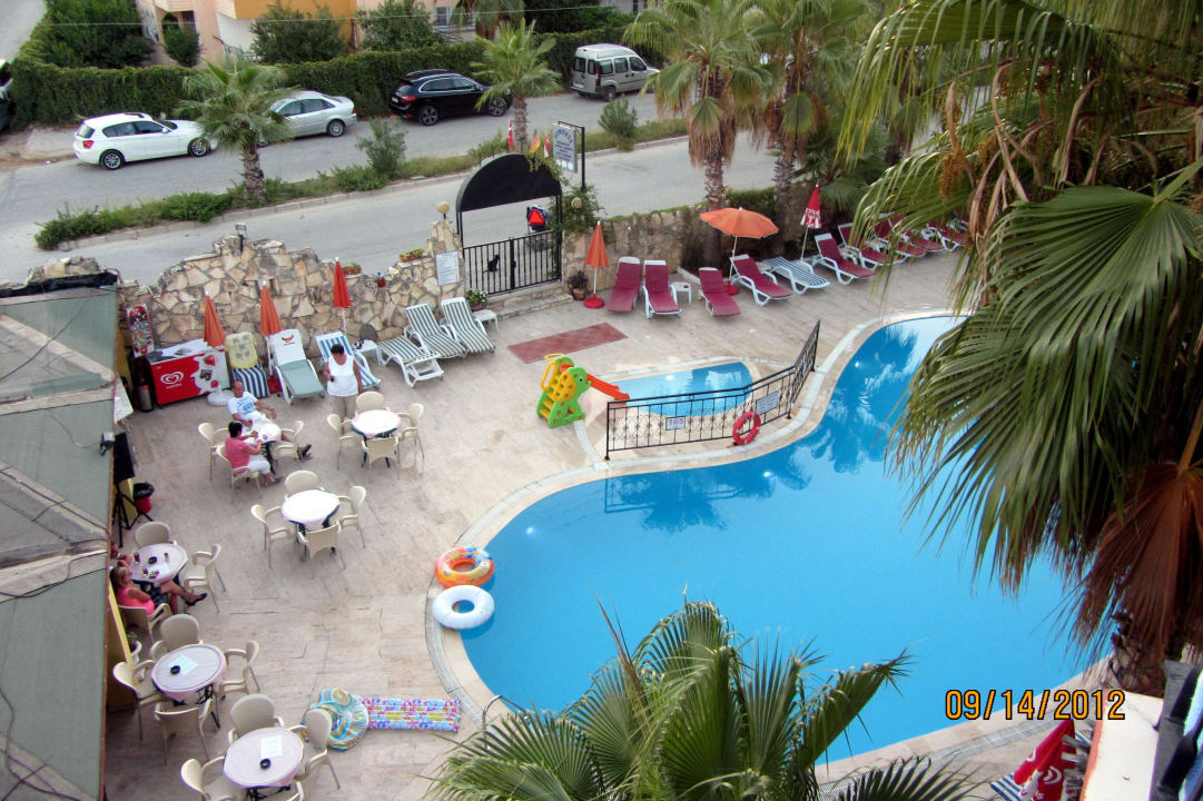 Blick zum Pool Semoris Hotel