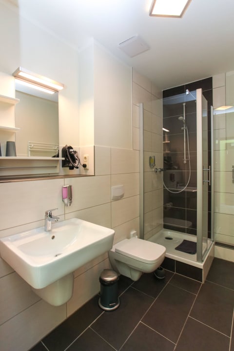 Badezimmerbeispiel Restaurant & Pension Eshramo