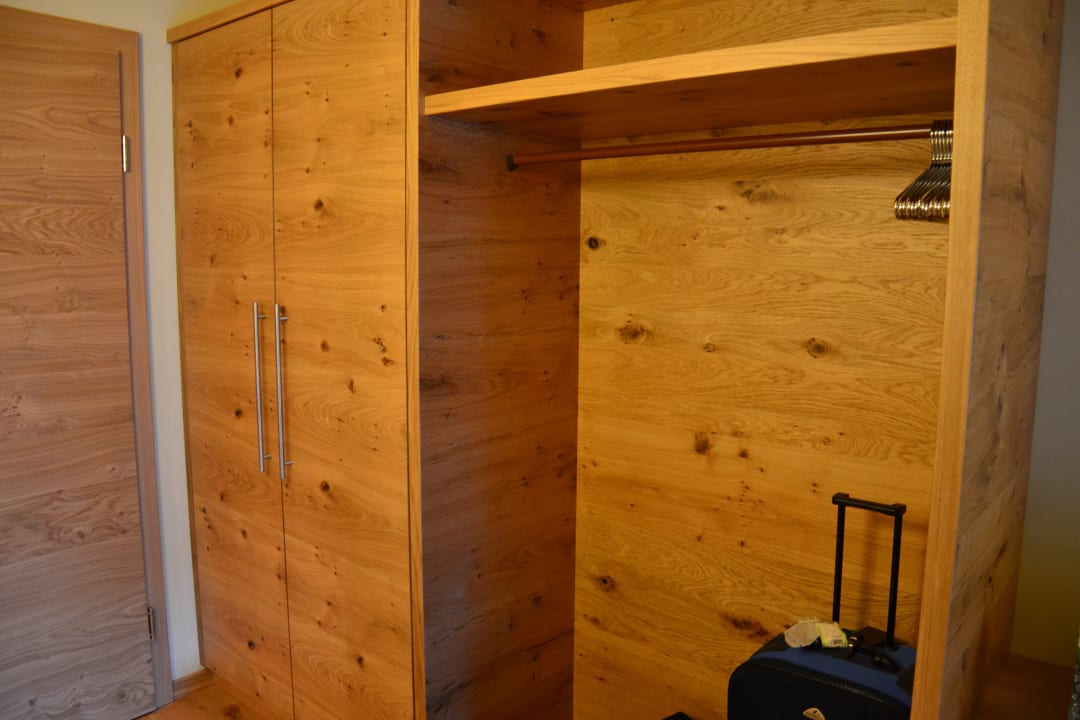 Deluxe-Zimmer: Echtholzschrank Hotel Victoria