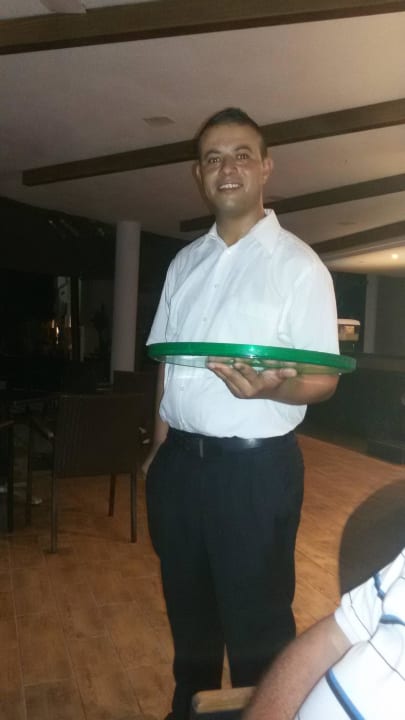 Der Chefkellner von der Poolbar Hotel Royal Nozha