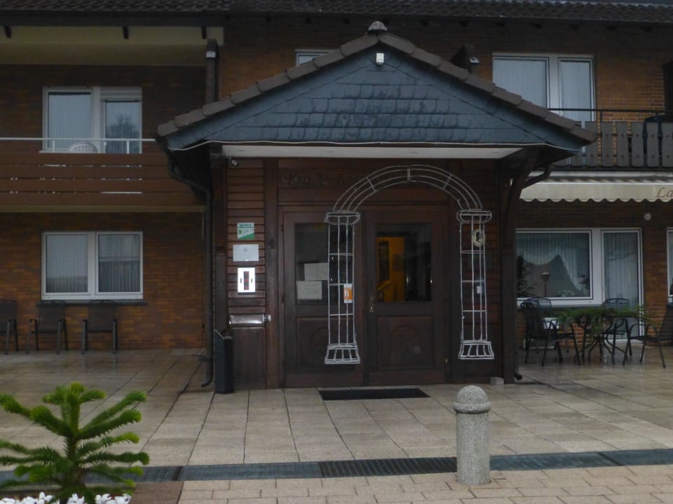 Hoteleingang bei Regen Landhotel Haus Weber