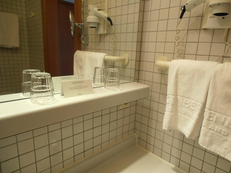 Blick ins Bad Steigenberger Conti Hansa