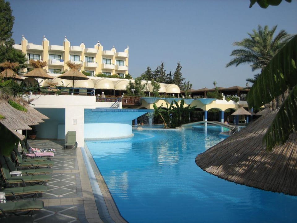 Hauptgebäude aus Sicht des Pools Atrium Palace Thalasso Spa Resort & Villas