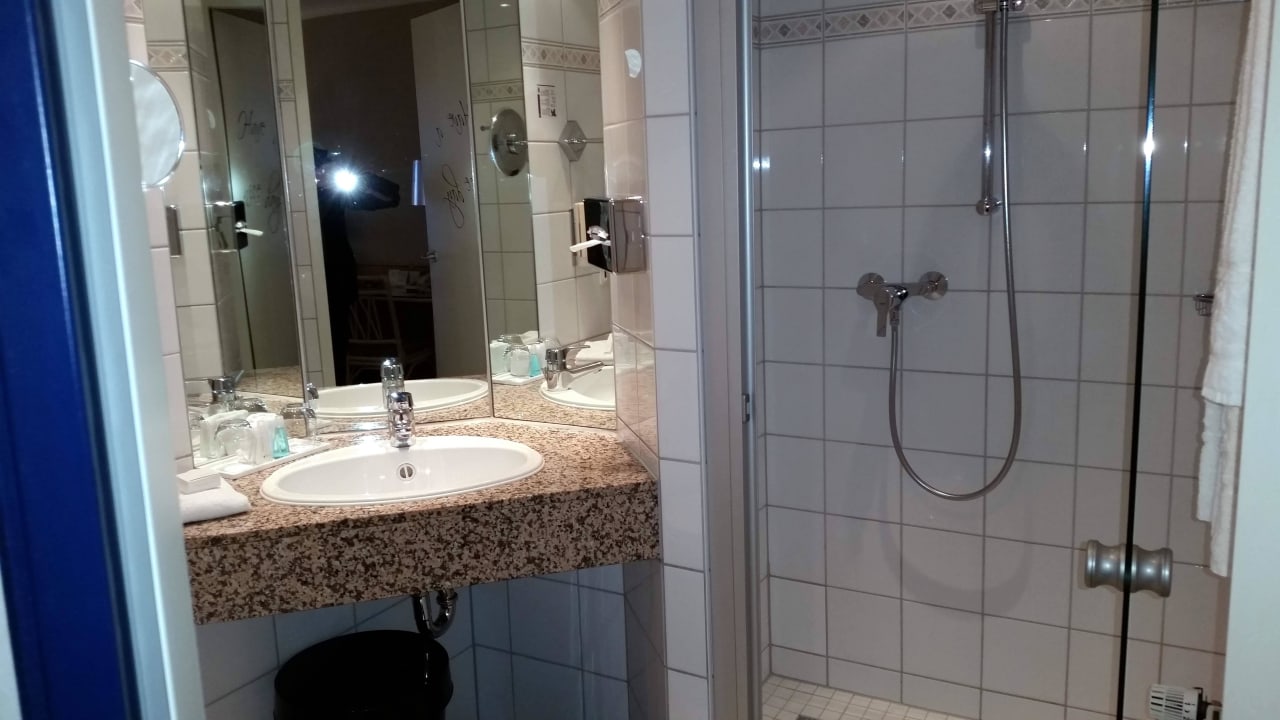 Badezimmer mit bodentiefer Dusche Parkhotel Weiskirchen