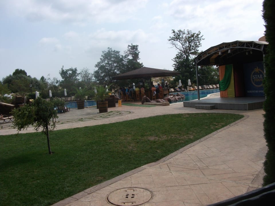 Poolbar und Bühne Hotel Tiara Beach