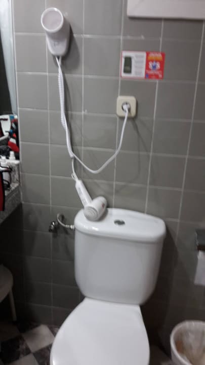Bad mit Fön überm Klo. Kabel zu kurz Hotel Vibra Beverly Playa