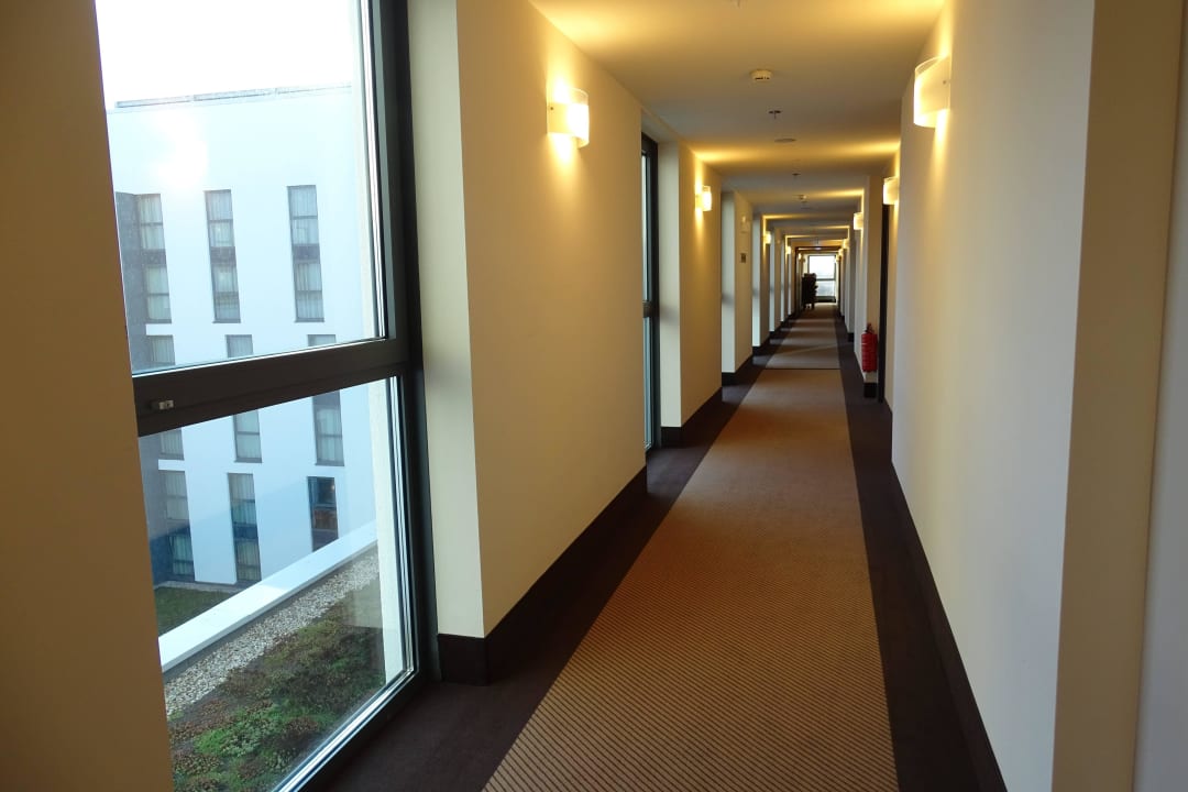 Der Flur mit Blick in den Innenhof IntercityHotel Berlin Hauptbahnhof