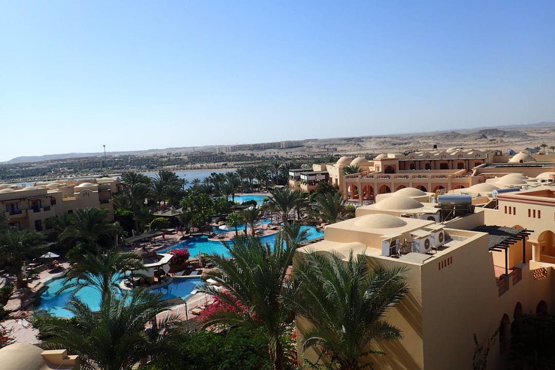 Vom Tower Blick auf die Poolanlage Steigenberger Coraya Beach - Adults only